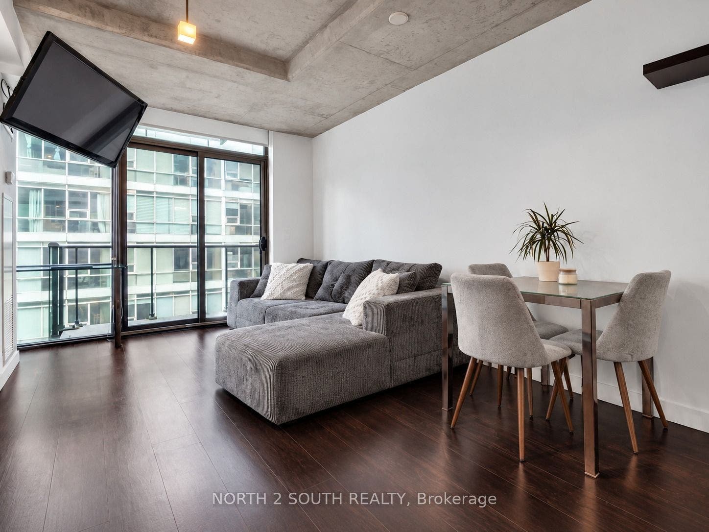 55 Stewart Street, #524, Toronto C, Toronto ON M5V 2V1 55 Stewart Street, #524, Toronto C, Toronto ON M5V 2V1