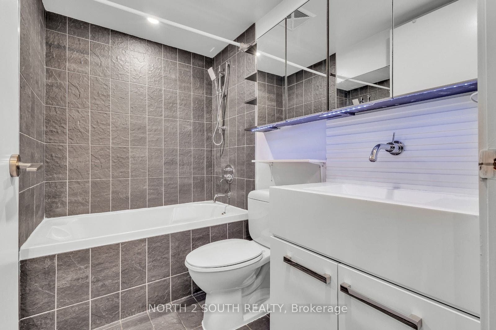 55 Stewart Street, #524, Toronto C, Toronto ON M5V 2V1 55 Stewart Street, #524, Toronto C, Toronto ON M5V 2V1
