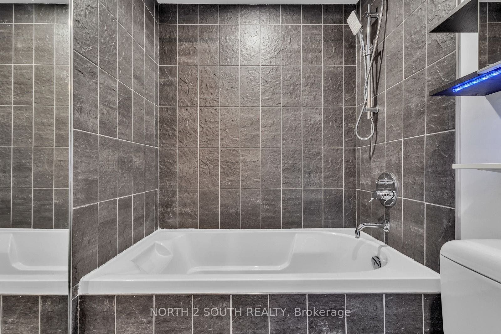 55 Stewart Street, #524, Toronto C, Toronto ON M5V 2V1 55 Stewart Street, #524, Toronto C, Toronto ON M5V 2V1