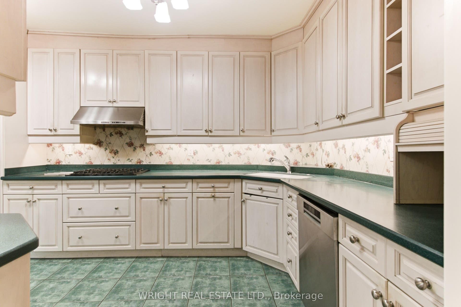 112 Albany Avenue, Toronto C, Toronto ON M5R 3C4