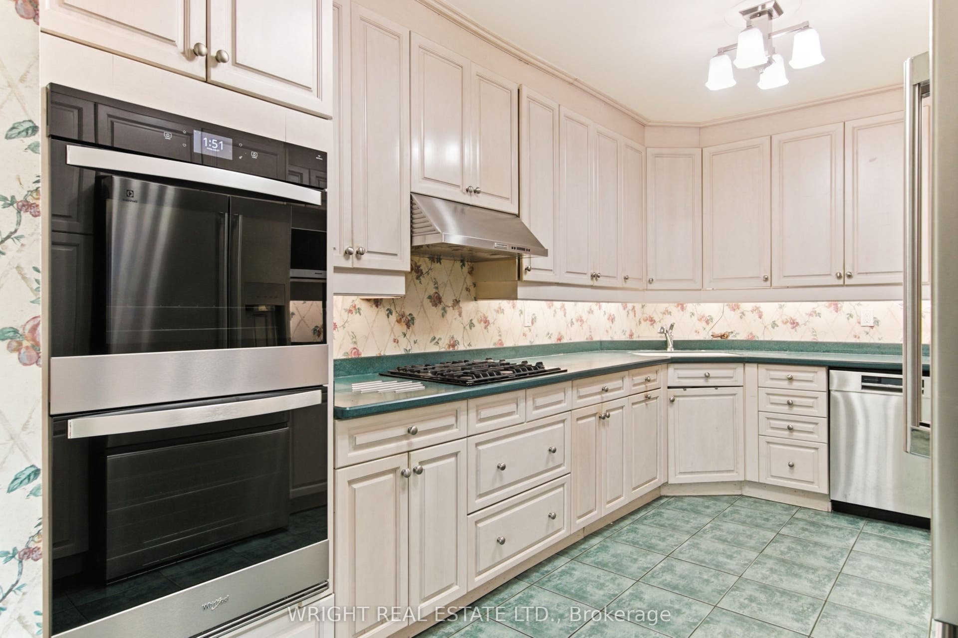 112 Albany Avenue, Toronto C, Toronto ON M5R 3C4