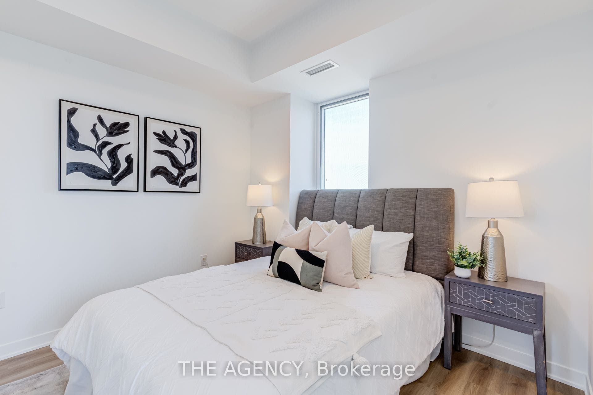 10 Oak Street, #2403, Toronto C, Toronto ON M5A 0Z1 10 Oak Street, #2403, Toronto C, Toronto ON M5A 0Z1