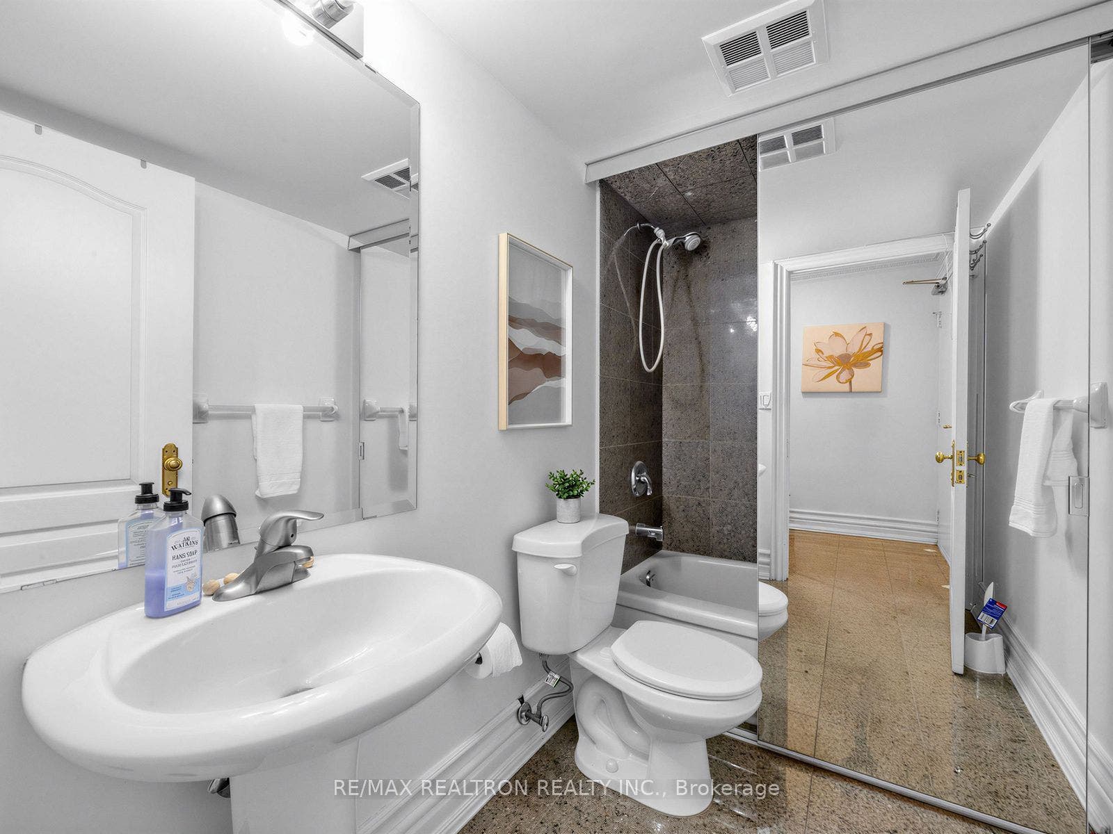 800 Spadina Road, #302, Toronto C03, Toronto C, Toronto ON M5P 3N2 800 Spadina Road, #302, Toronto C03, Toronto C, Toronto ON M5P 3N2
