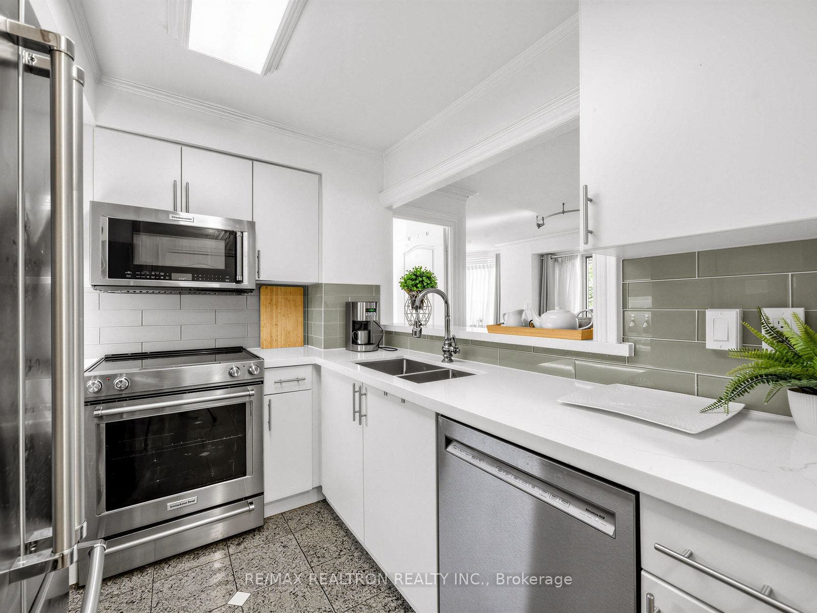 800 Spadina Road, #302, Toronto C03, Toronto C, Toronto ON M5P 3N2 800 Spadina Road, #302, Toronto C03, Toronto C, Toronto ON M5P 3N2