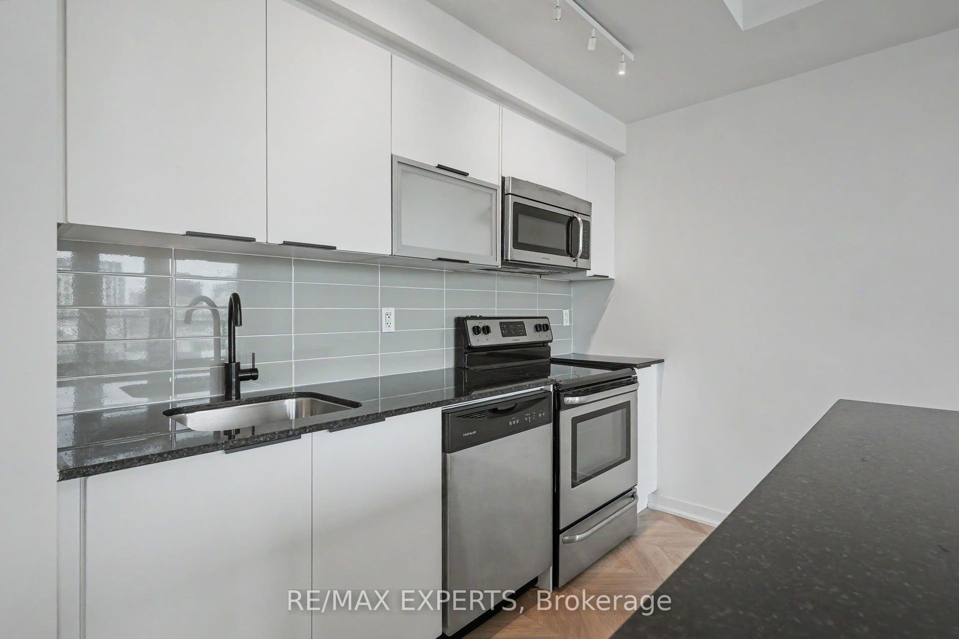 55 East Liberty Street, #715, Toronto C, Toronto ON M6K 3P9 55 East Liberty Street, #715, Toronto C, Toronto ON M6K 3P9