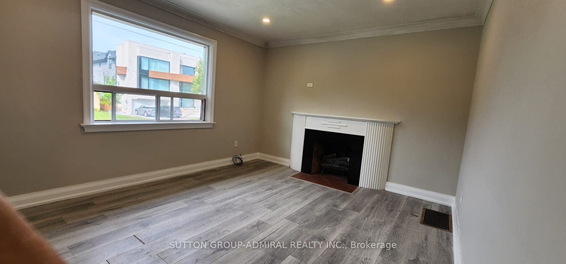 493 Hounslow Avenue, Toronto C, Toronto ON M2R 1J1 493 Hounslow Avenue, Toronto C, Toronto ON M2R 1J1