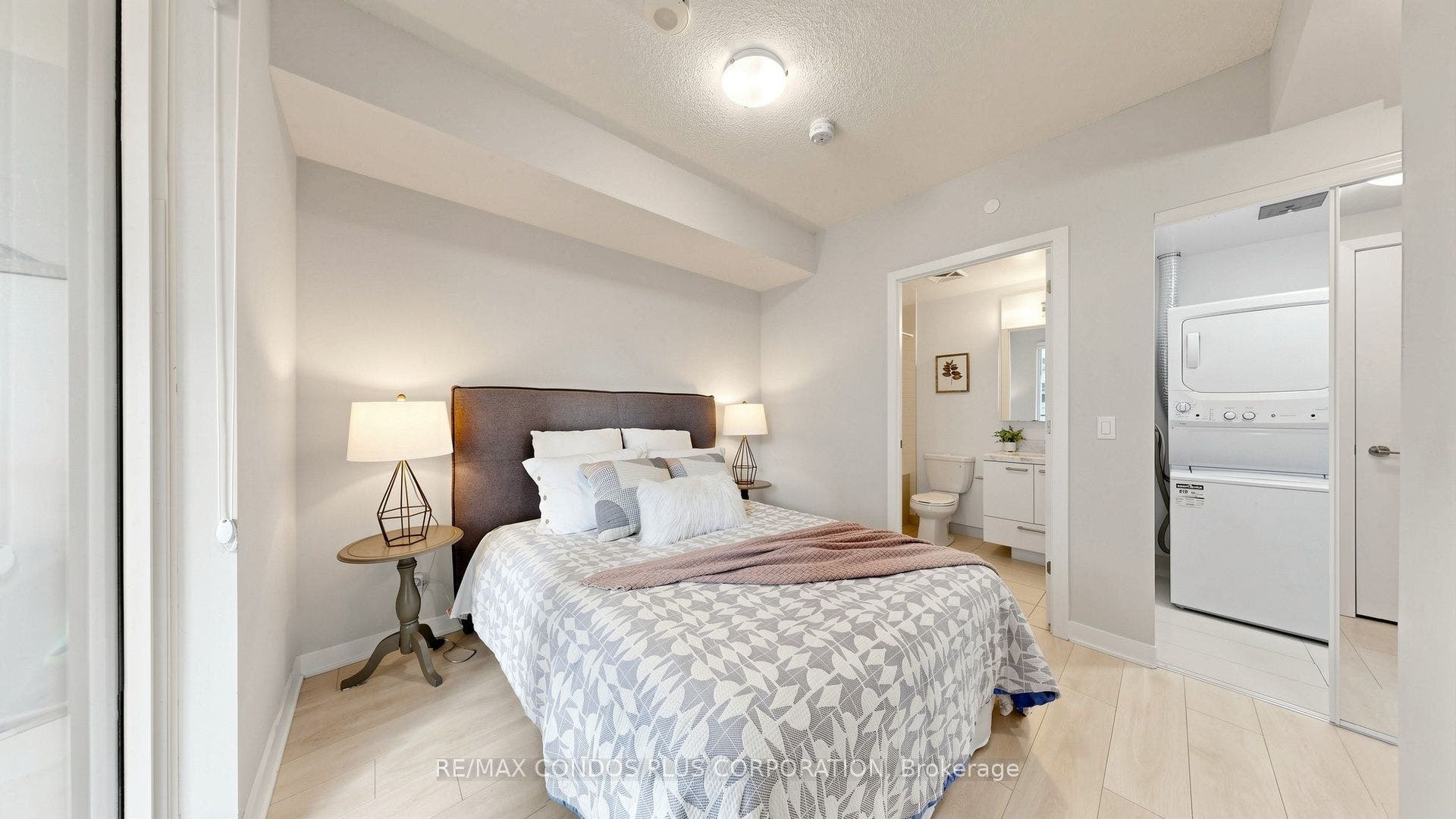 2221 Yonge Street, #506, Toronto C, Toronto ON M4S 0B8