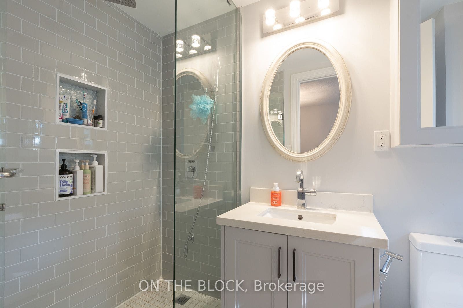 21 Craigmore Crescent, Toronto C, Toronto ON M2N 2Y2 21 Craigmore Crescent, Toronto C, Toronto ON M2N 2Y2