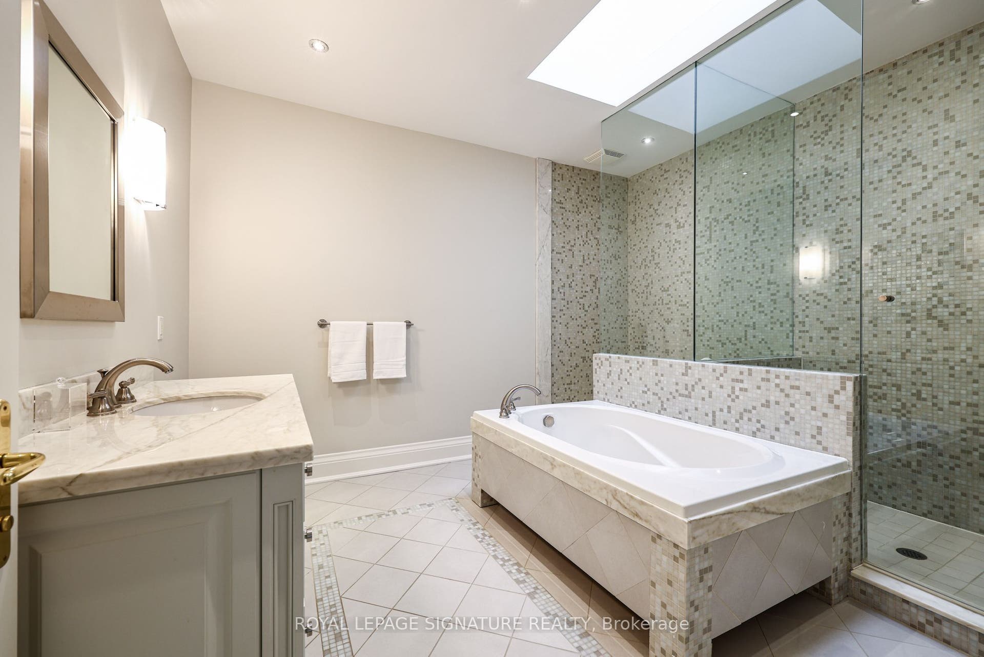 6 Vernham Avenue, Toronto C, Toronto ON M2L 2B2