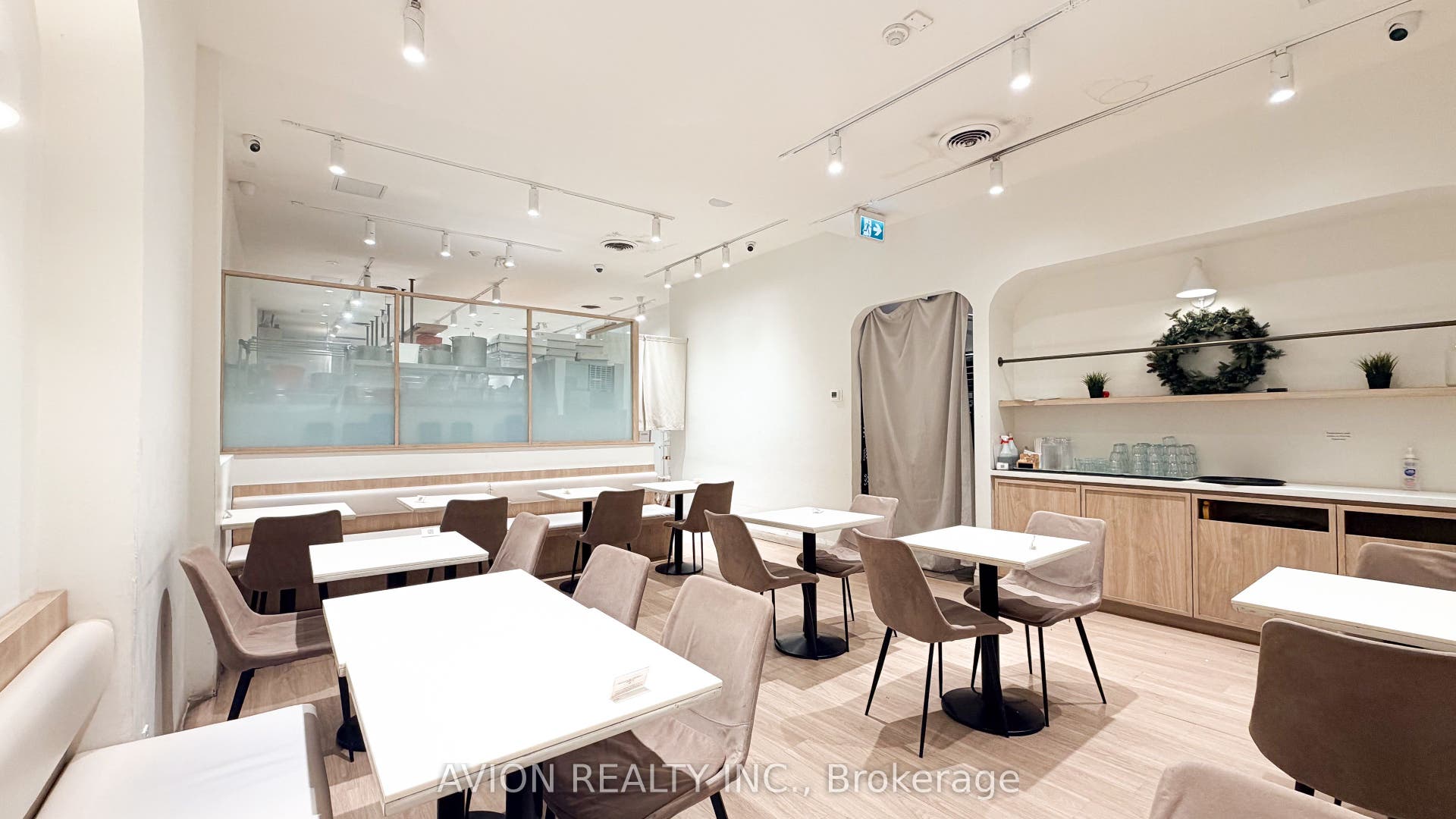 114 DUNDAS Street W, Toronto C, Toronto ON M5G 1C3