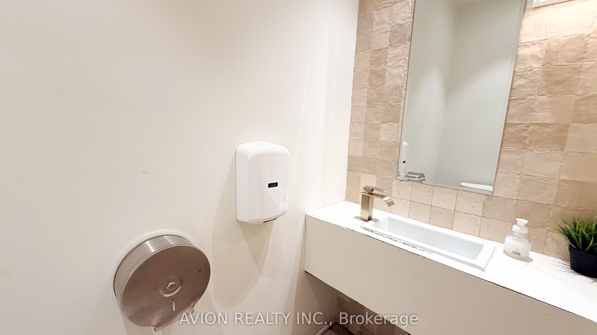114 DUNDAS Street W, Toronto C, Toronto ON M5G 1C3