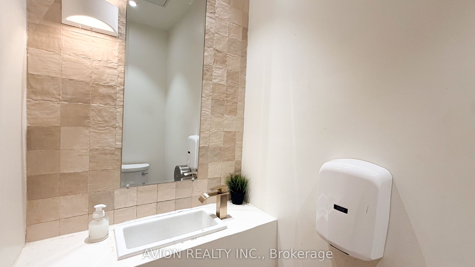 114 DUNDAS Street W, Toronto C, Toronto ON M5G 1C3