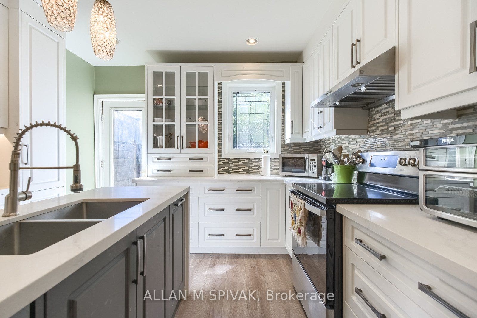442 Crawford Street, Toronto C, Toronto ON M6G 3J6