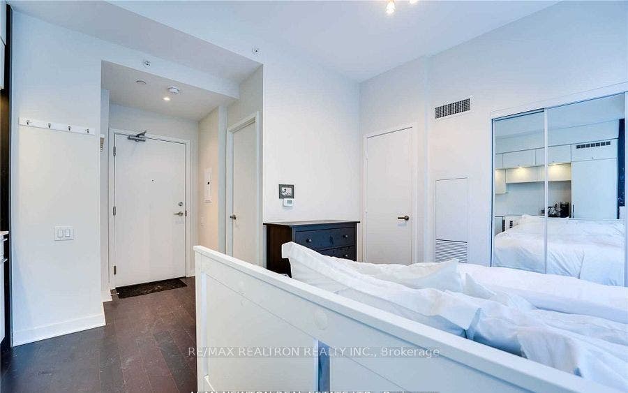 15 Grenville Street, #404, Toronto C01, Toronto C, Toronto ON M4Y 0B9