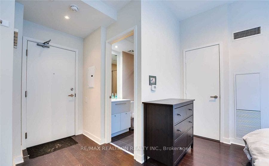15 Grenville Street, #404, Toronto C01, Toronto C, Toronto ON M4Y 0B9