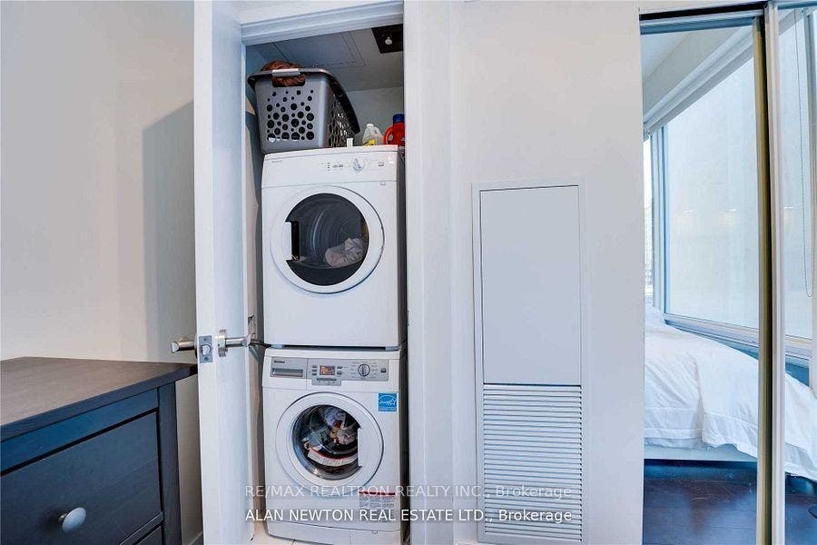 15 Grenville Street, #404, Toronto C01, Toronto C, Toronto ON M4Y 0B9