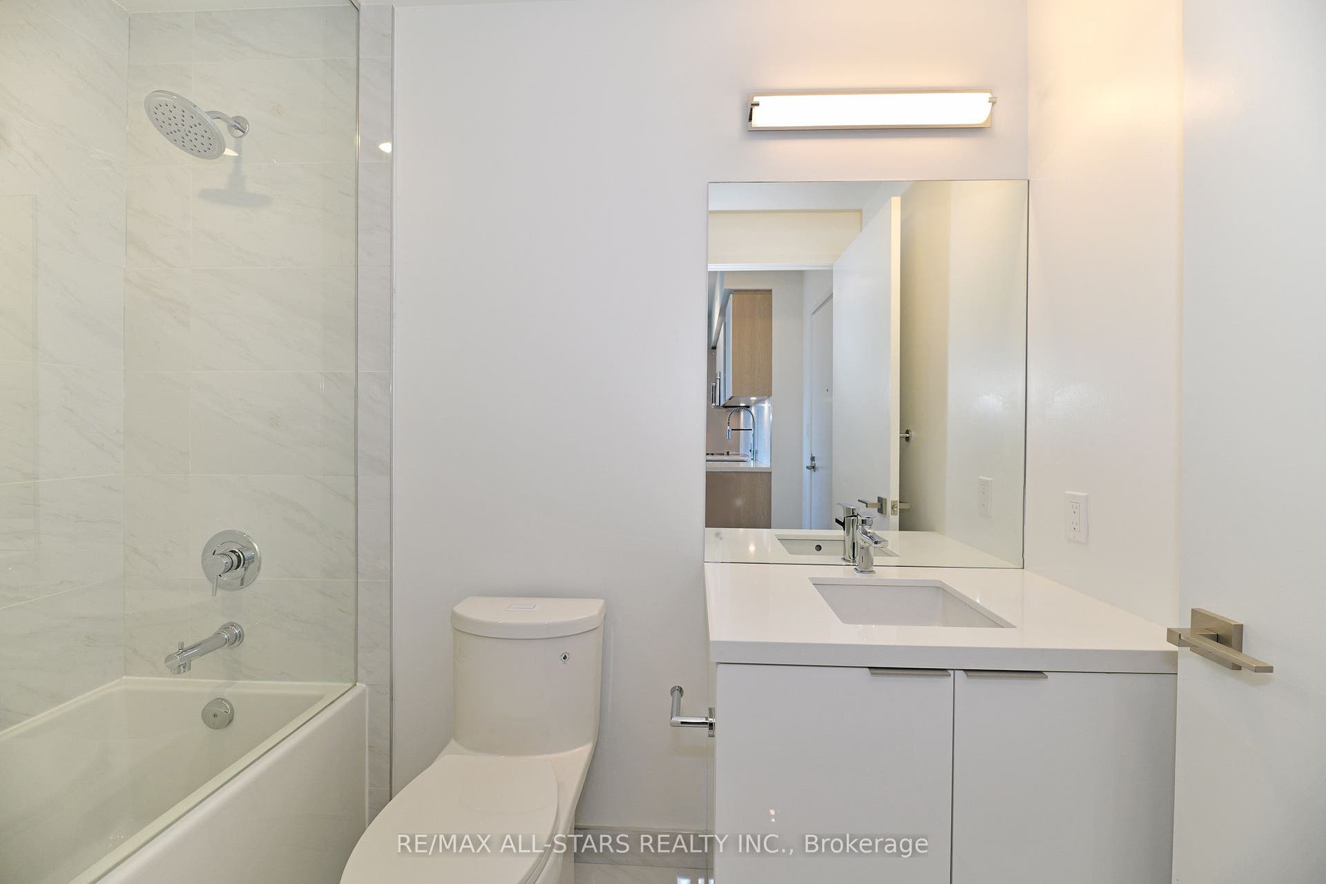 4 PC Main Bathroom
