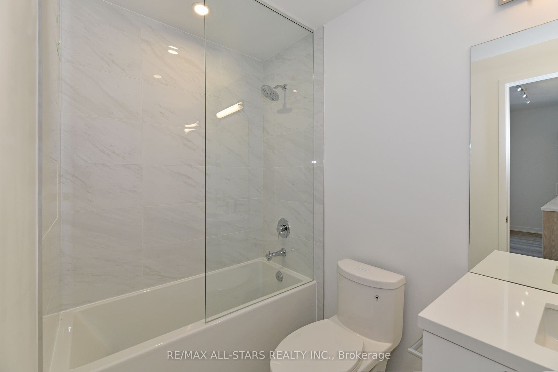 4 PC Main Bathroom