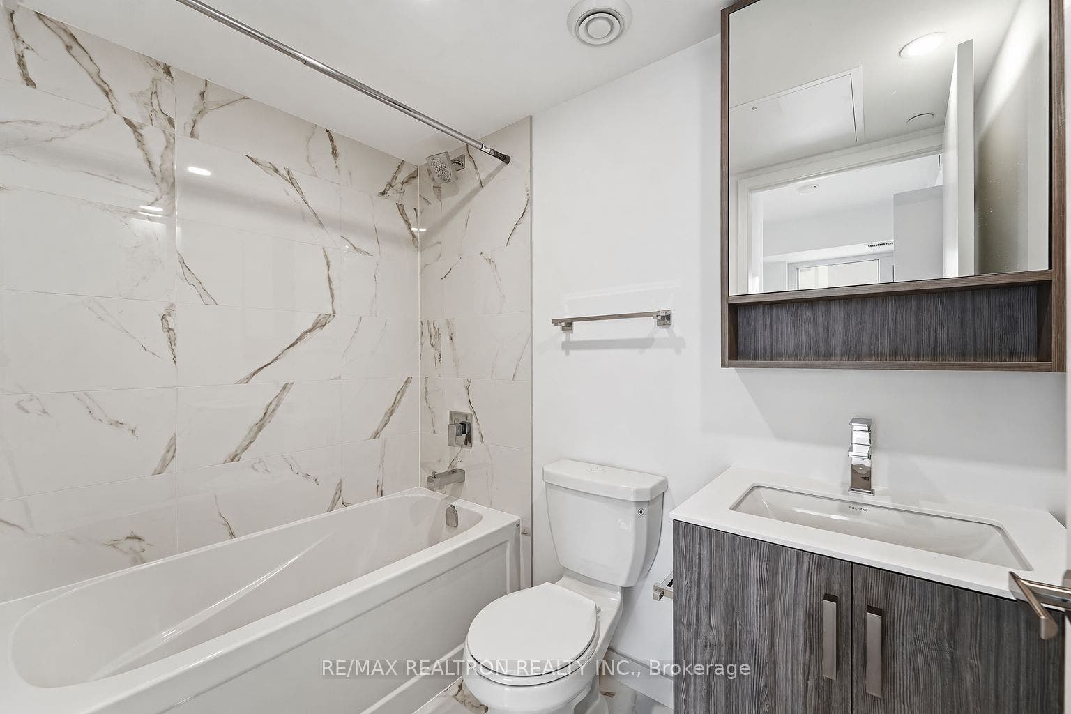 88 Queen Street E, #4711, Toronto C, Toronto ON M5C 0B6