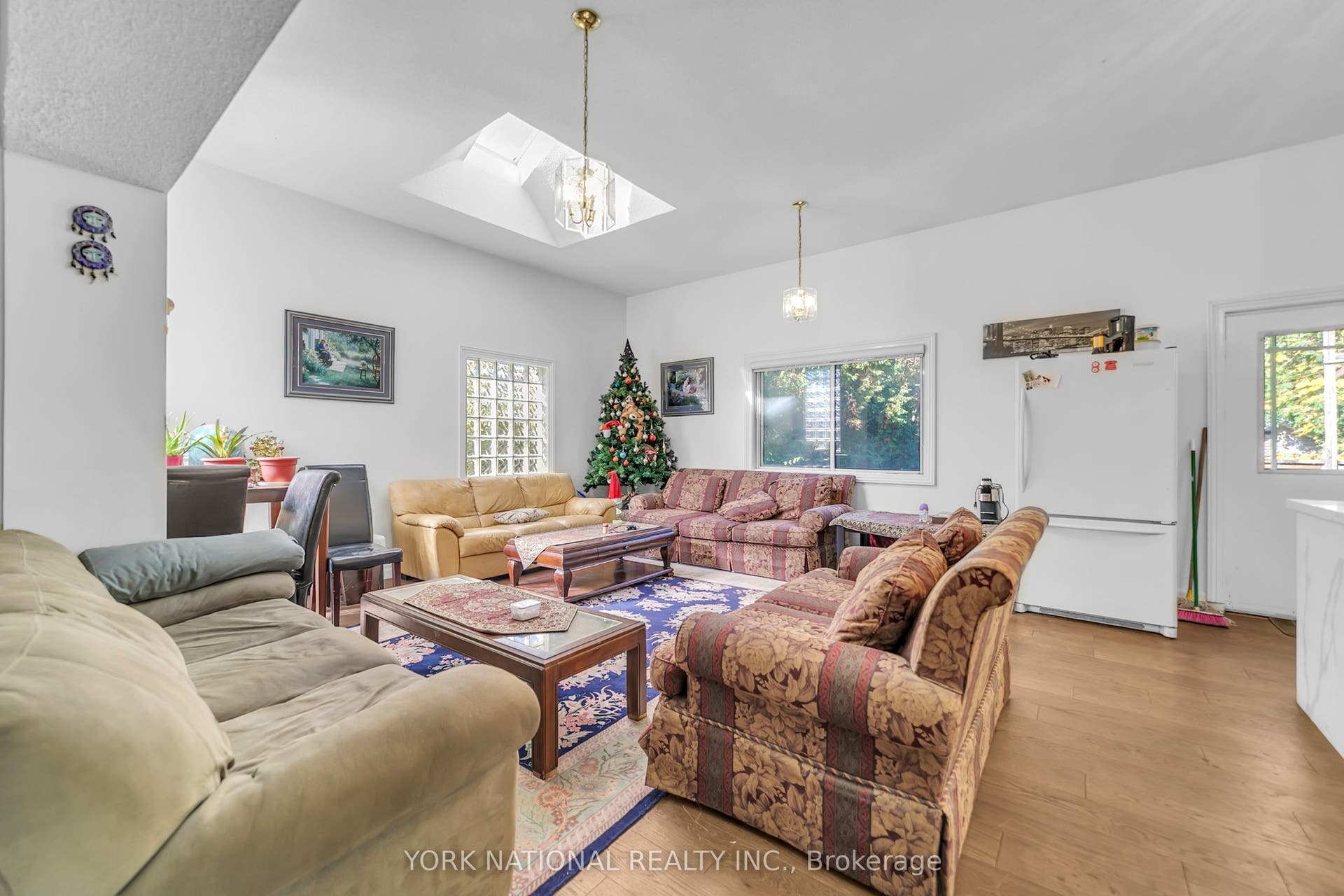 186 Patricia Avenue, Toronto C, Toronto ON M2M 1J5