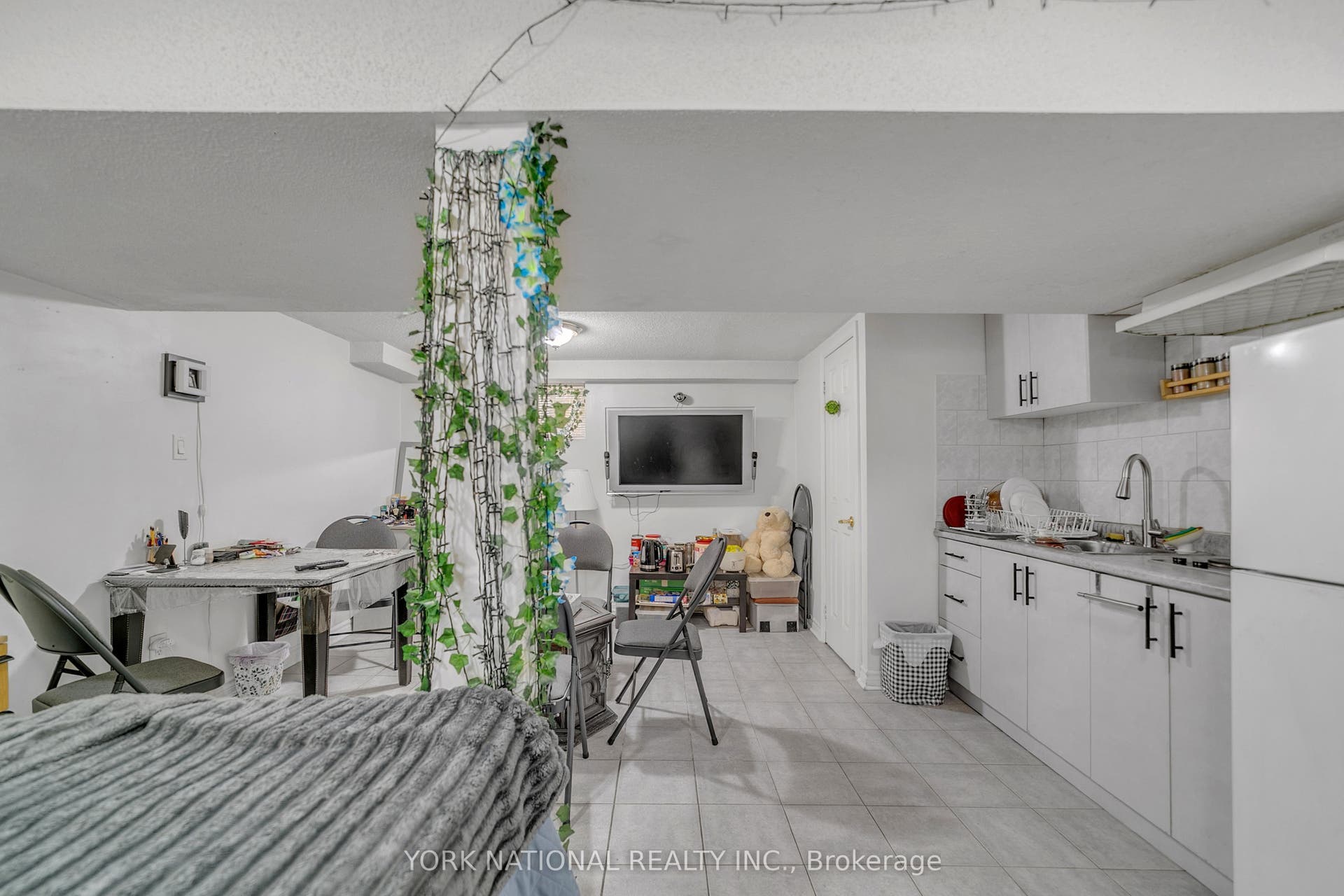 186 Patricia Avenue, Toronto C, Toronto ON M2M 1J5