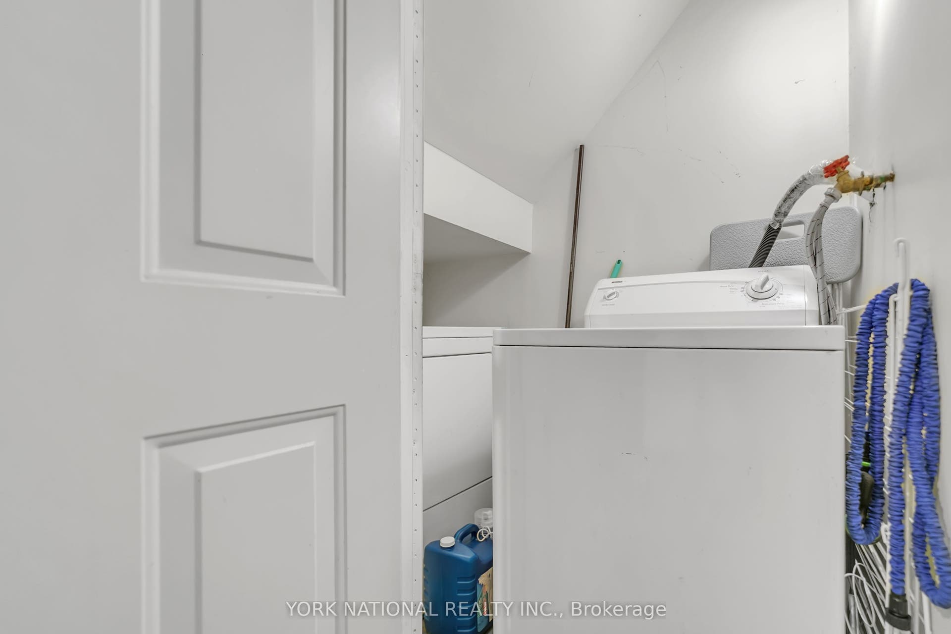 186 Patricia Avenue, Toronto C, Toronto ON M2M 1J5