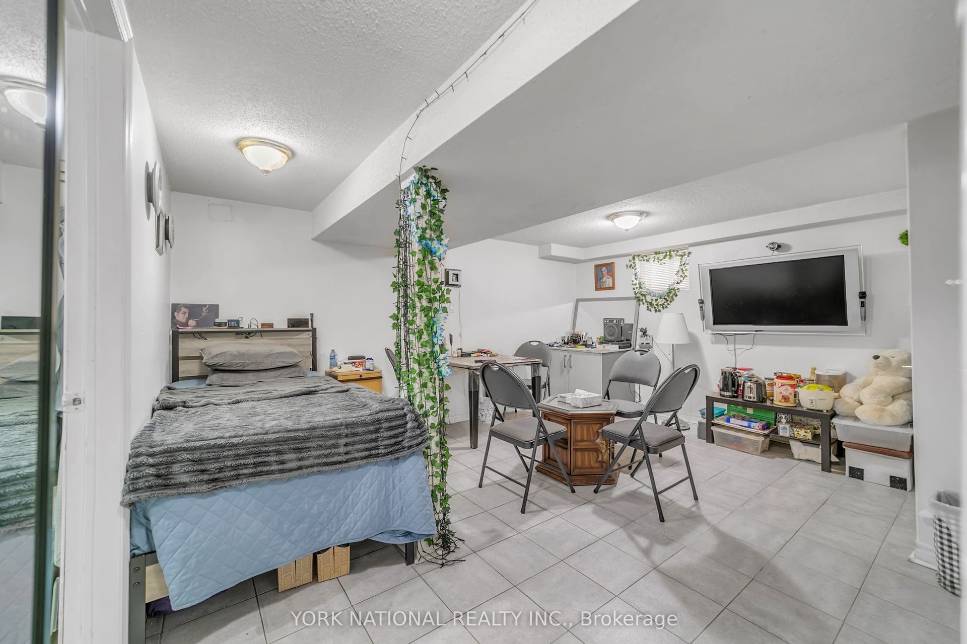 186 Patricia Avenue, Toronto C, Toronto ON M2M 1J5