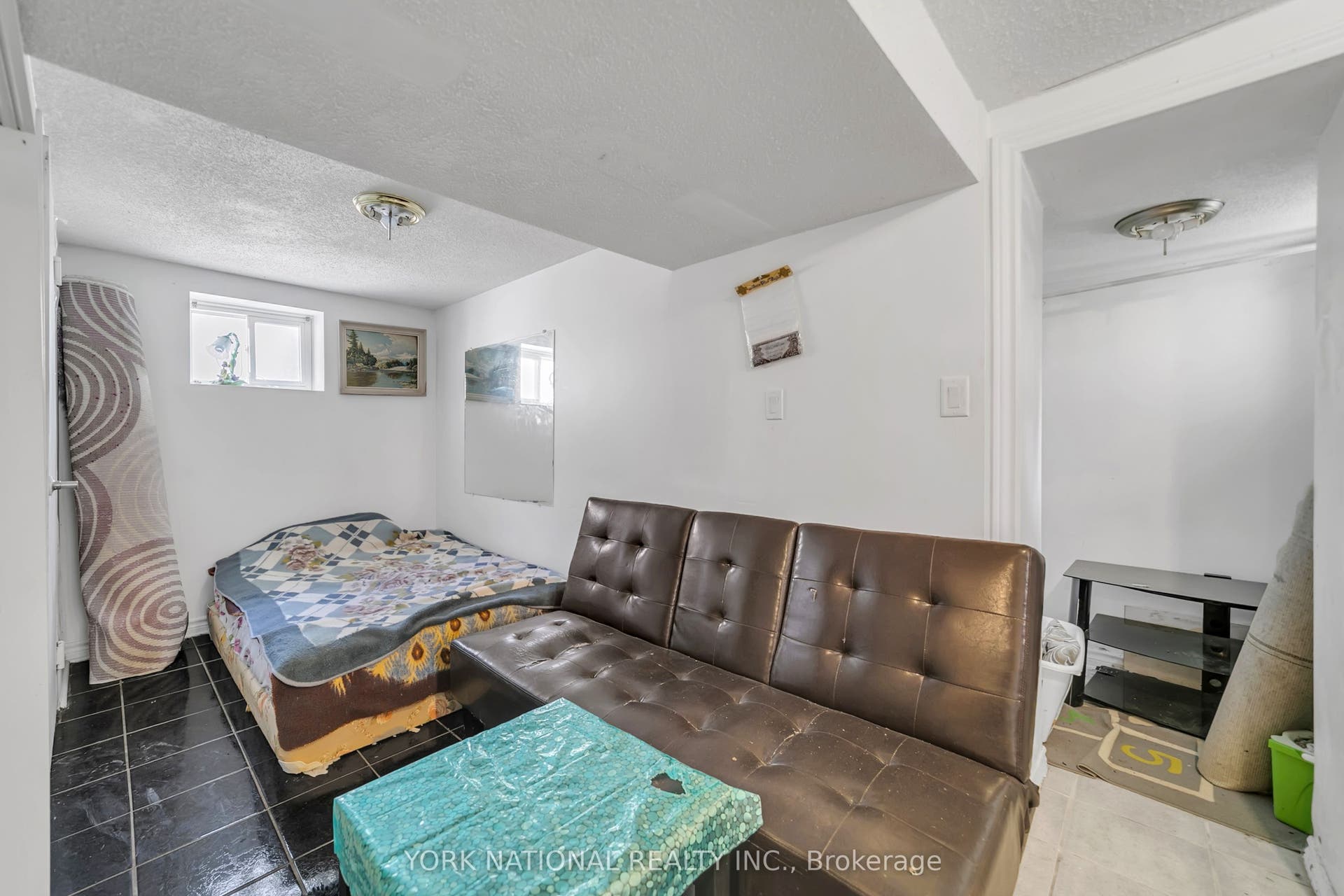 186 Patricia Avenue, Toronto C, Toronto ON M2M 1J5