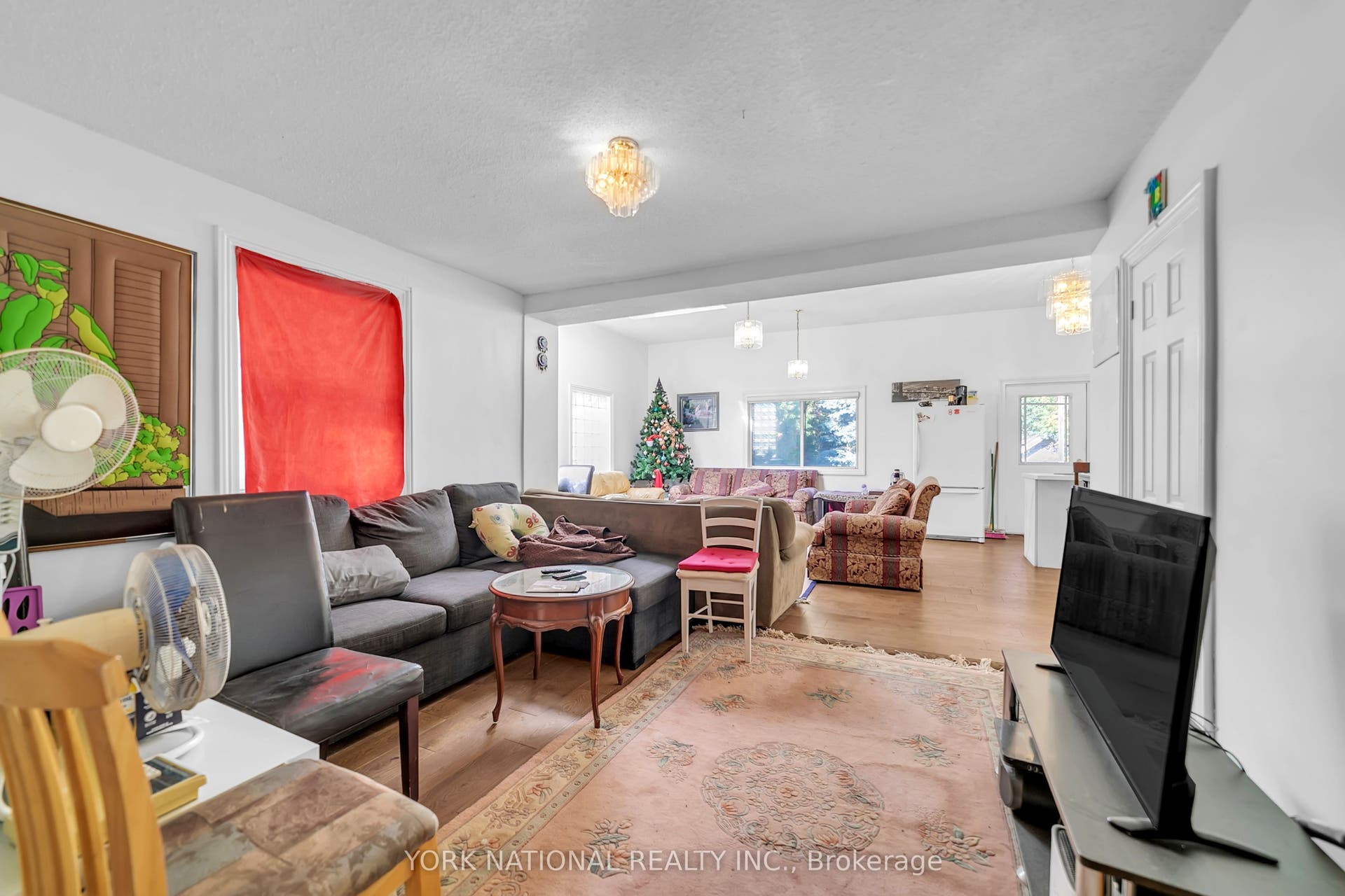 186 Patricia Avenue, Toronto C, Toronto ON M2M 1J5