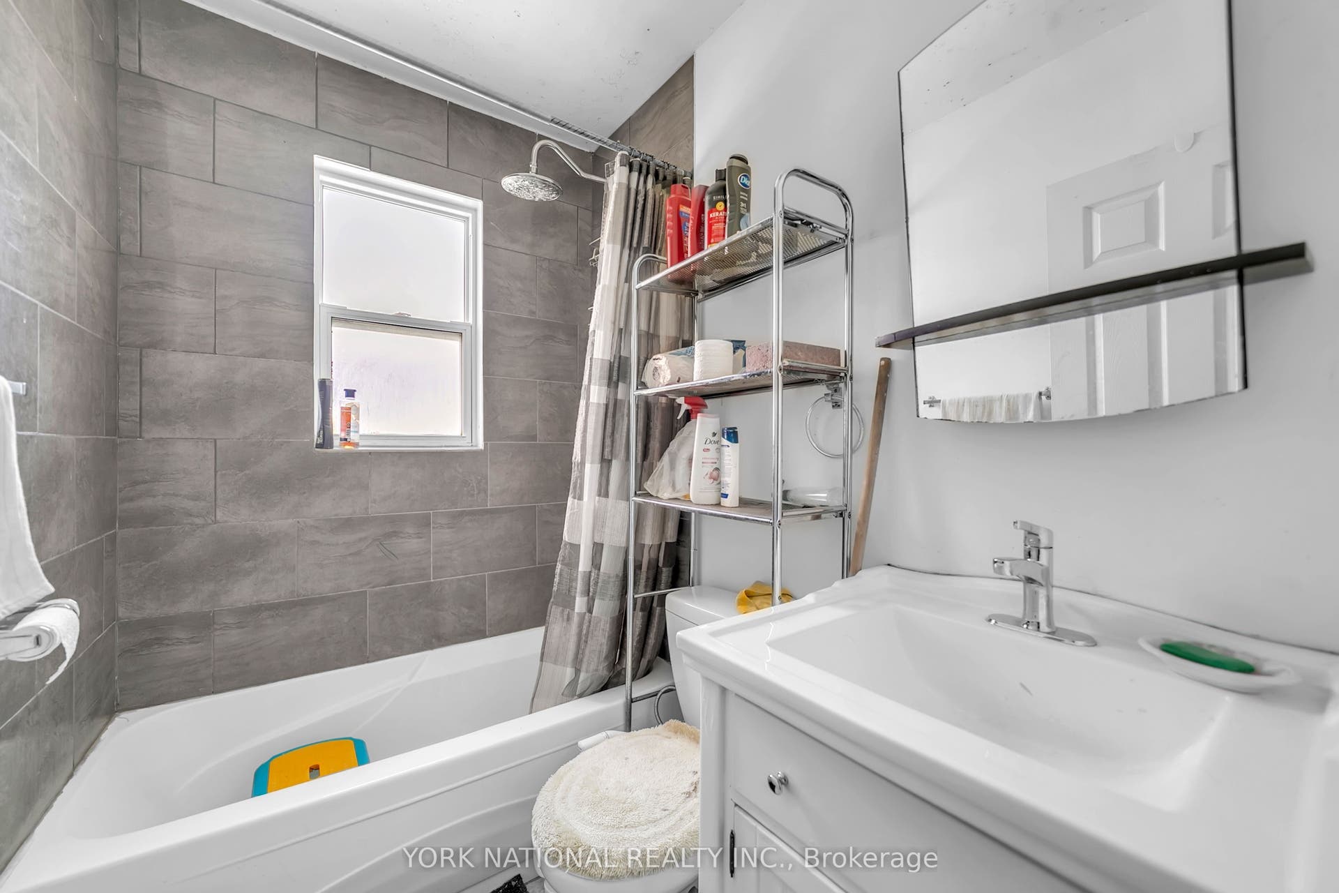 186 Patricia Avenue, Toronto C, Toronto ON M2M 1J5