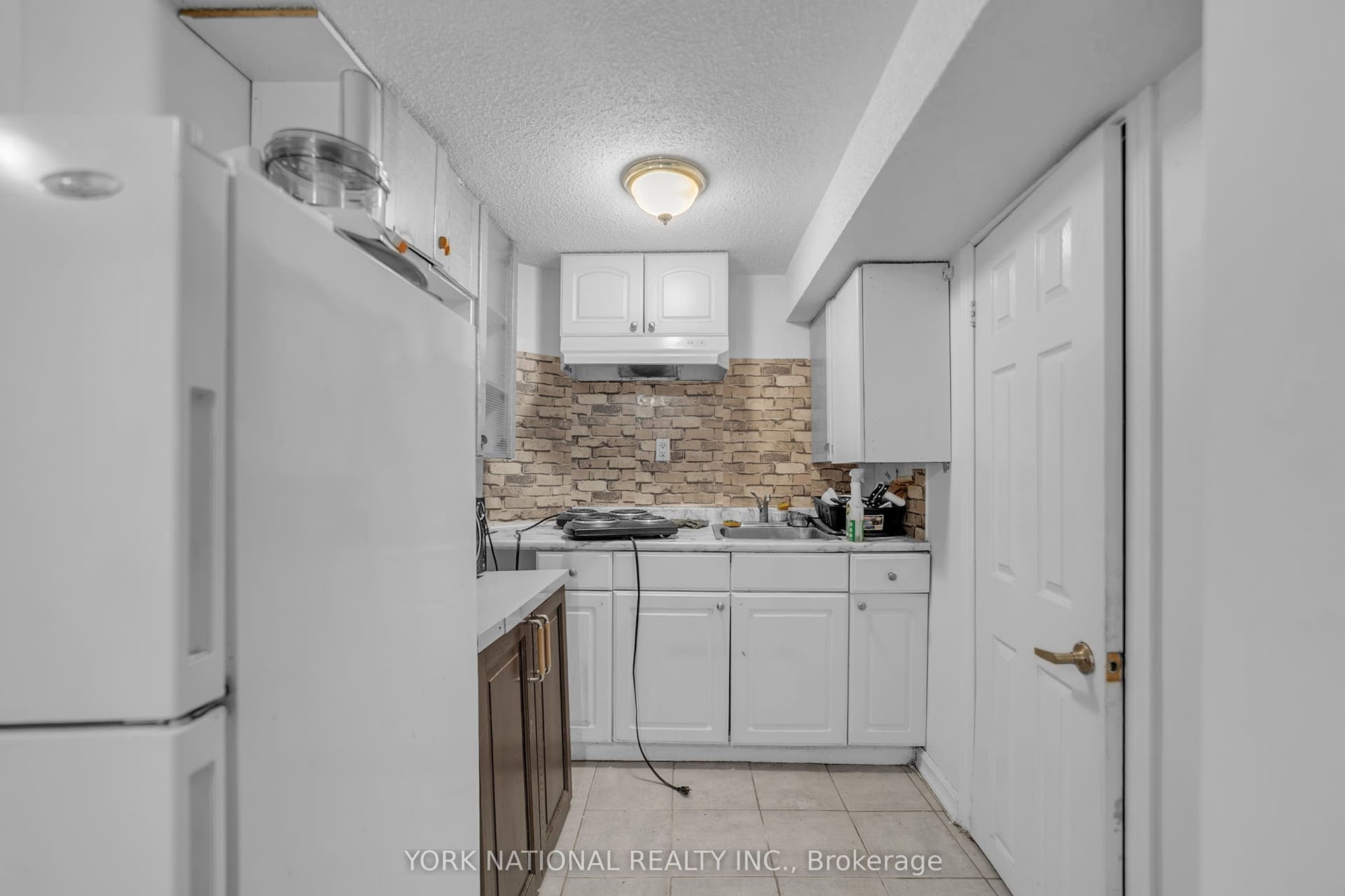186 Patricia Avenue, Toronto C, Toronto ON M2M 1J5