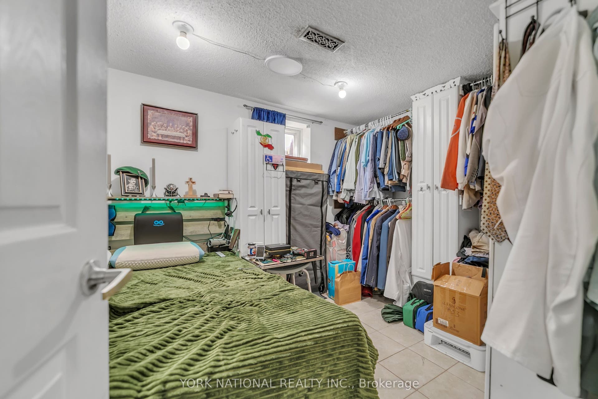 186 Patricia Avenue, Toronto C, Toronto ON M2M 1J5
