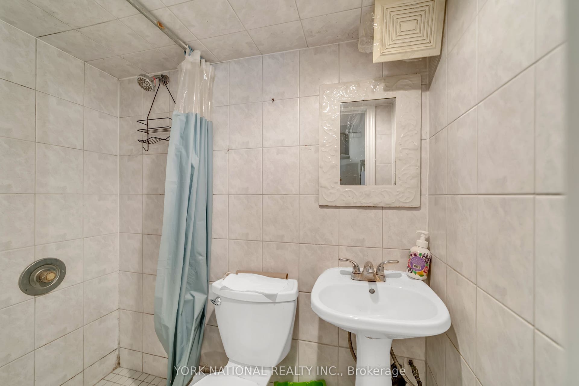 186 Patricia Avenue, Toronto C, Toronto ON M2M 1J5