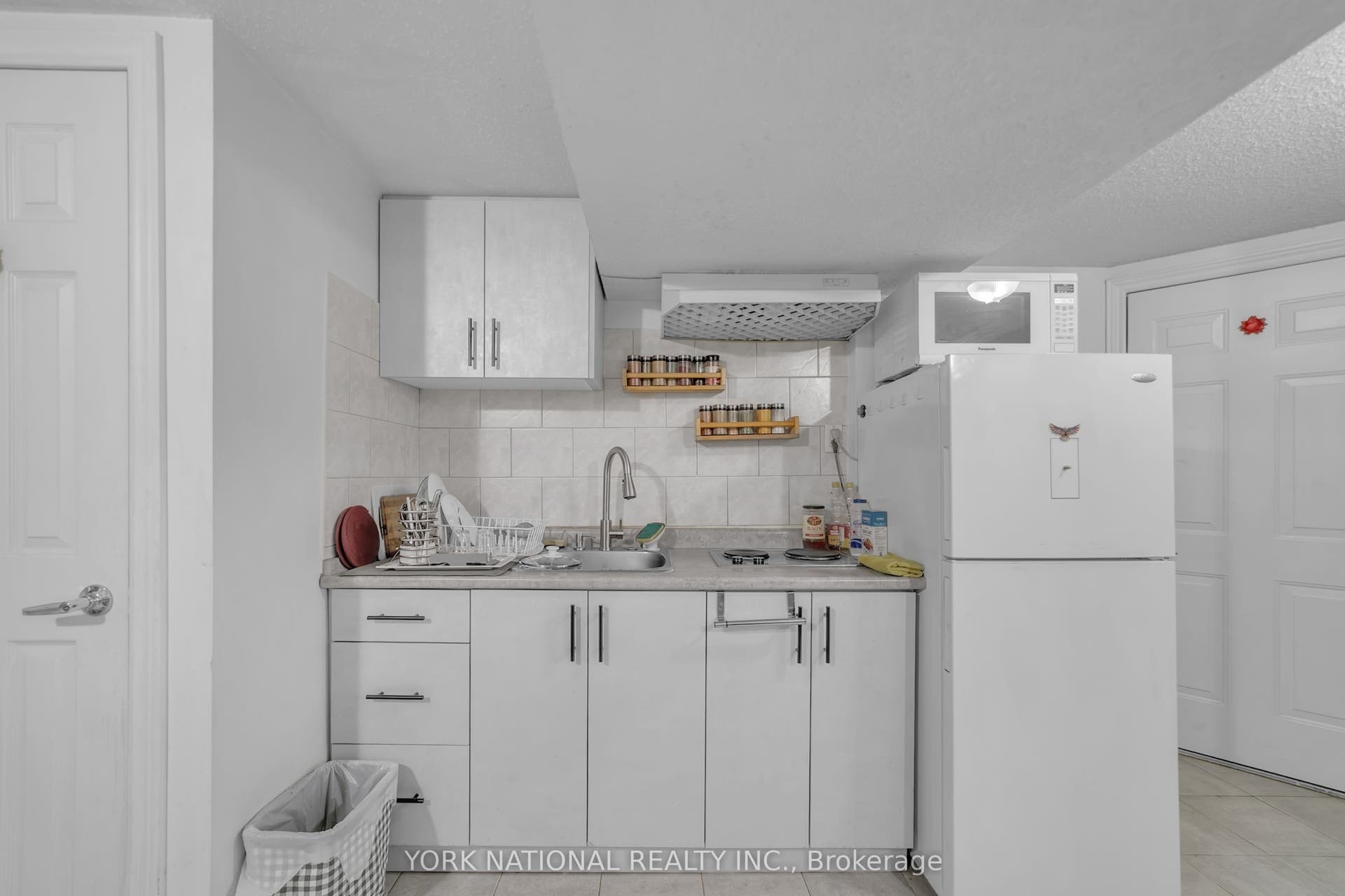186 Patricia Avenue, Toronto C, Toronto ON M2M 1J5