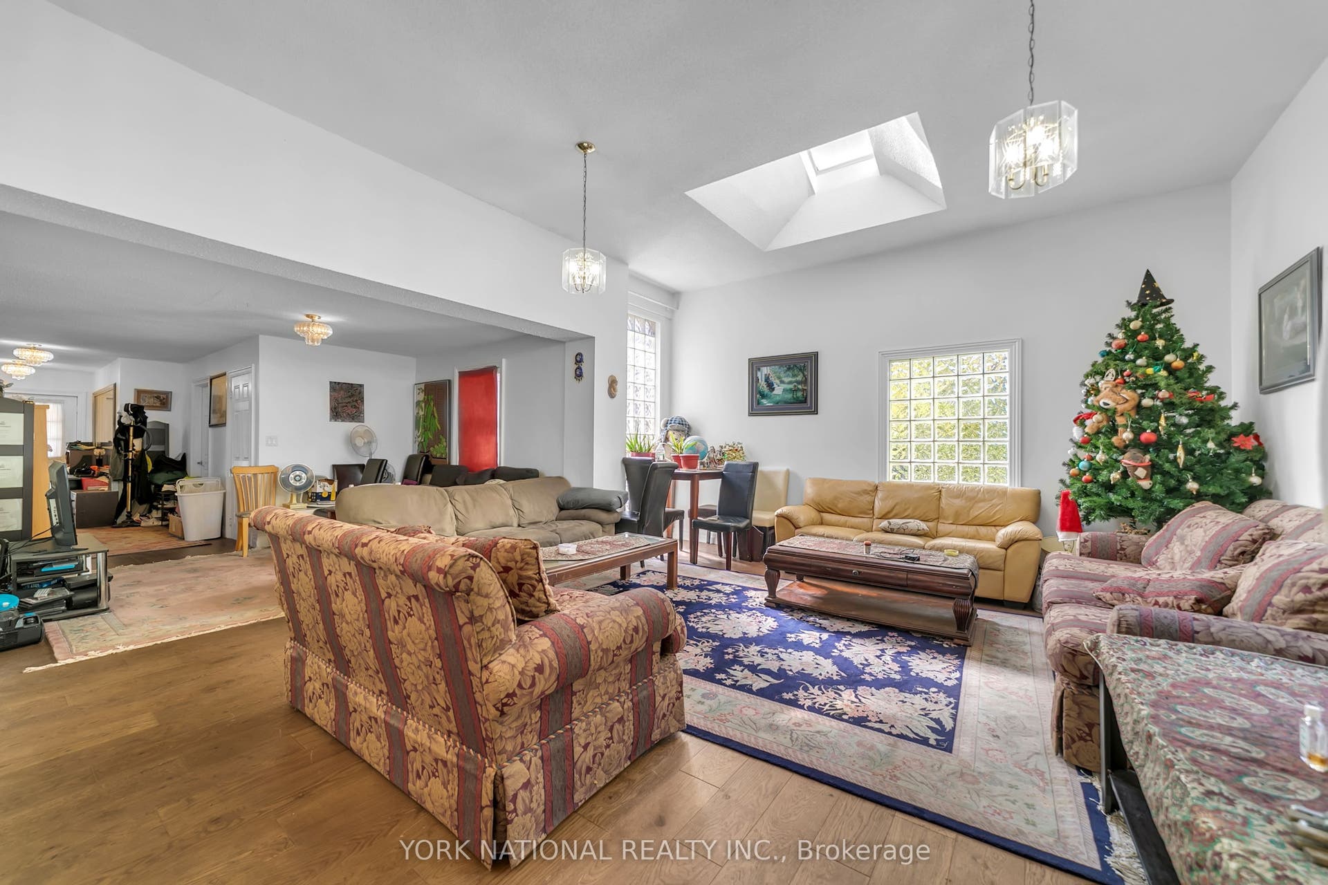 186 Patricia Avenue, Toronto C, Toronto ON M2M 1J5