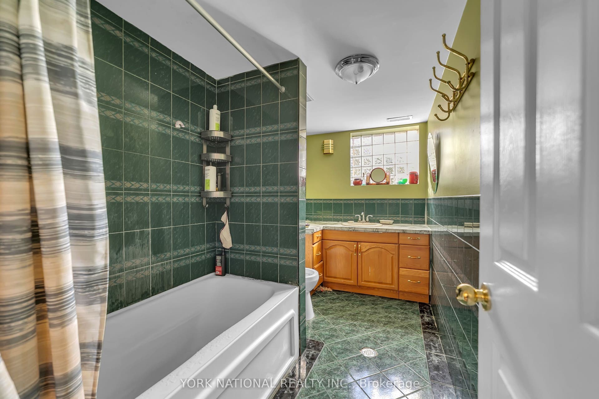 186 Patricia Avenue, Toronto C, Toronto ON M2M 1J5