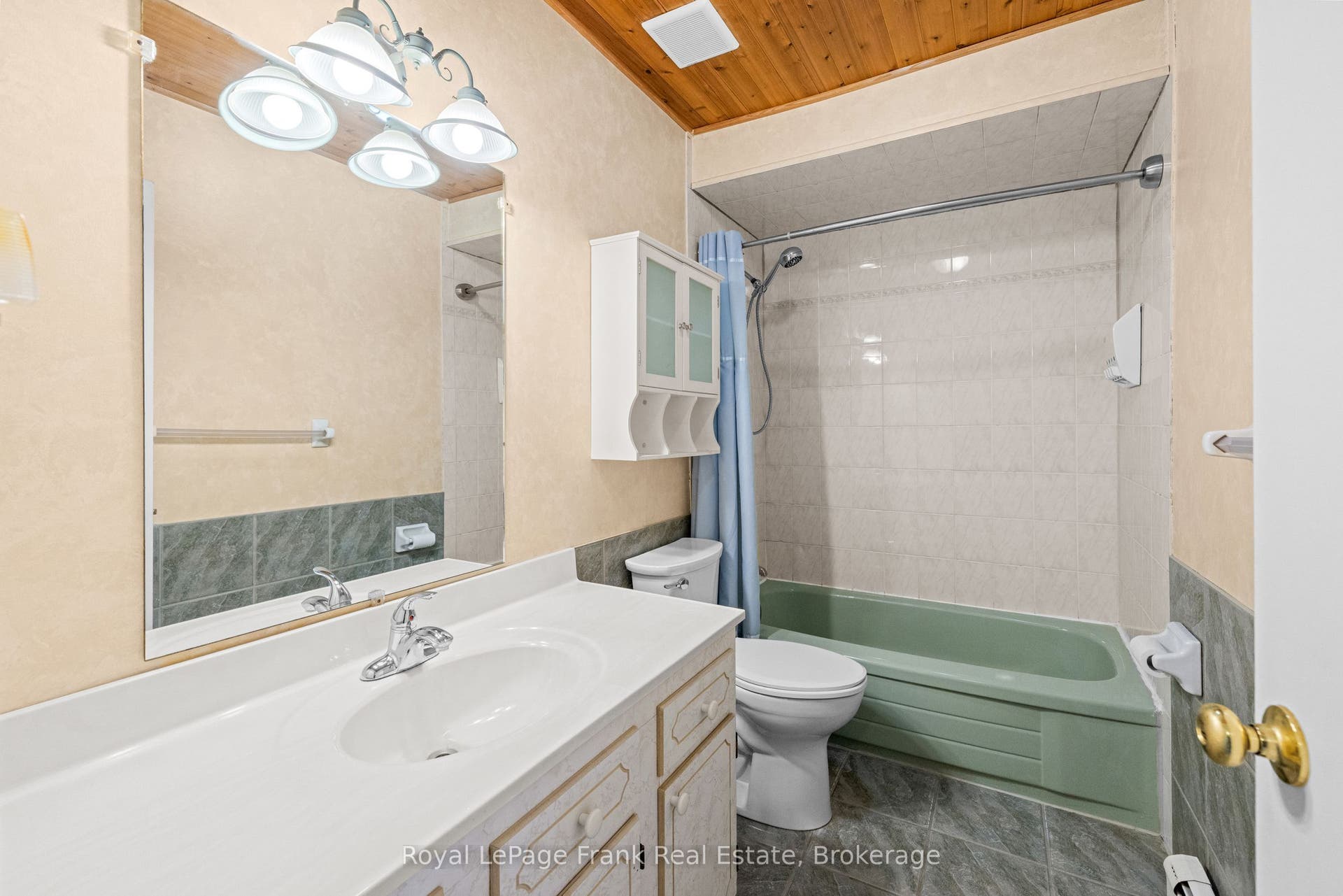 3rd Floor Full Bathroom