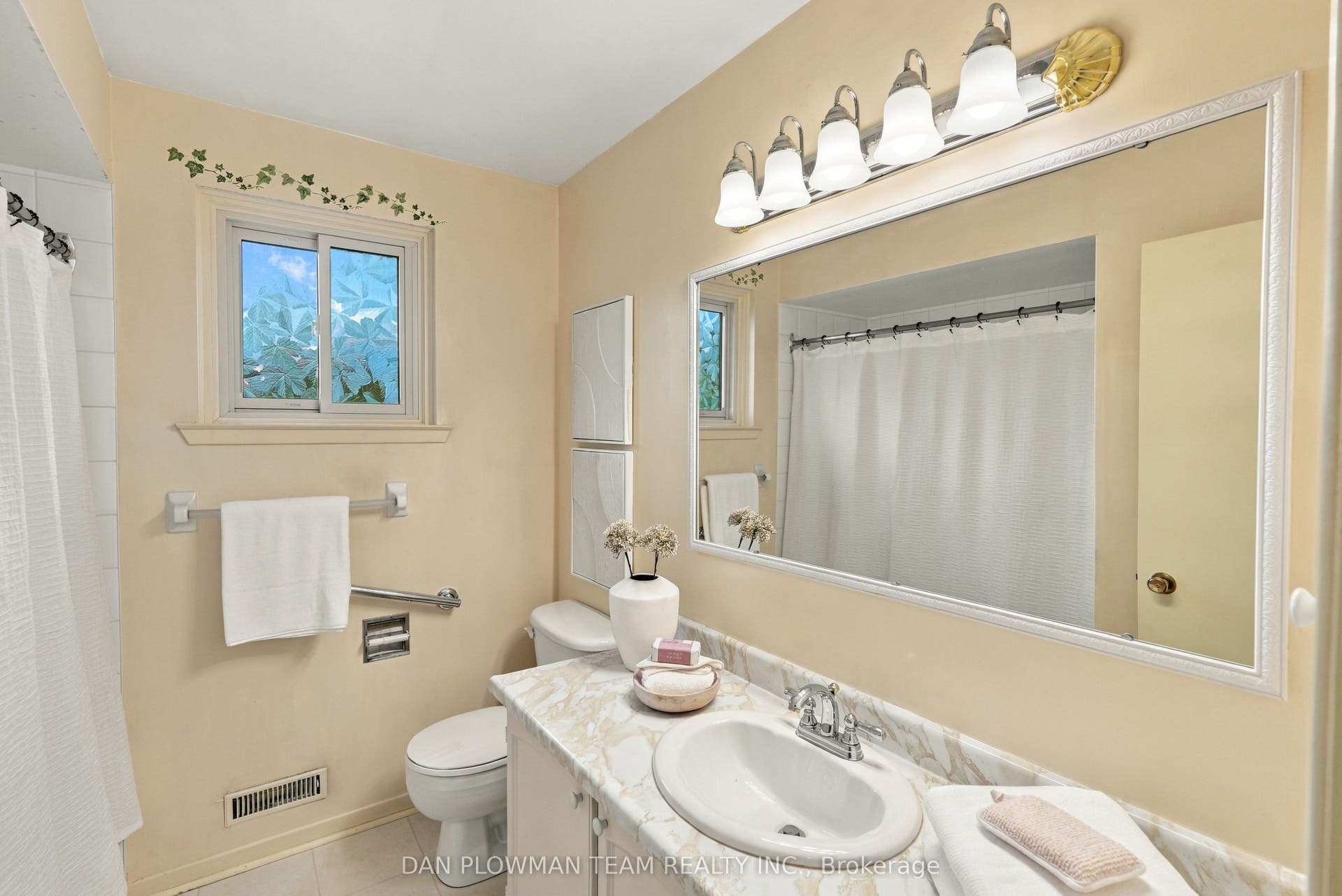 51 Rosalynne Avenue, Clarington, Durham ON L1C 3X7