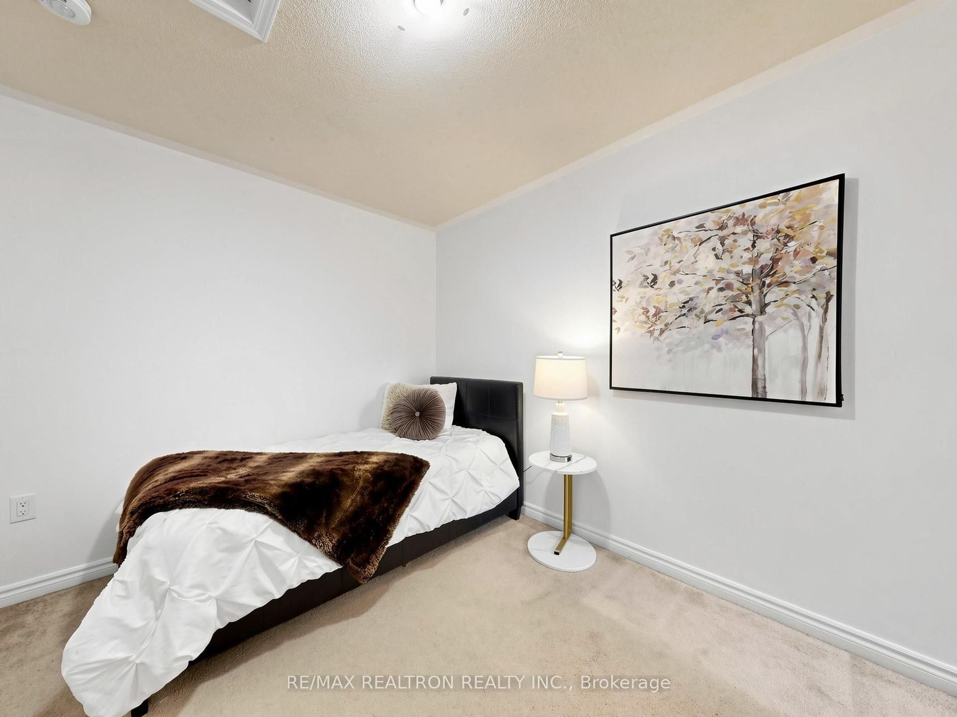 1072 Clipper Lane, Pickering, Pickering, Durham ON L1X 0E8