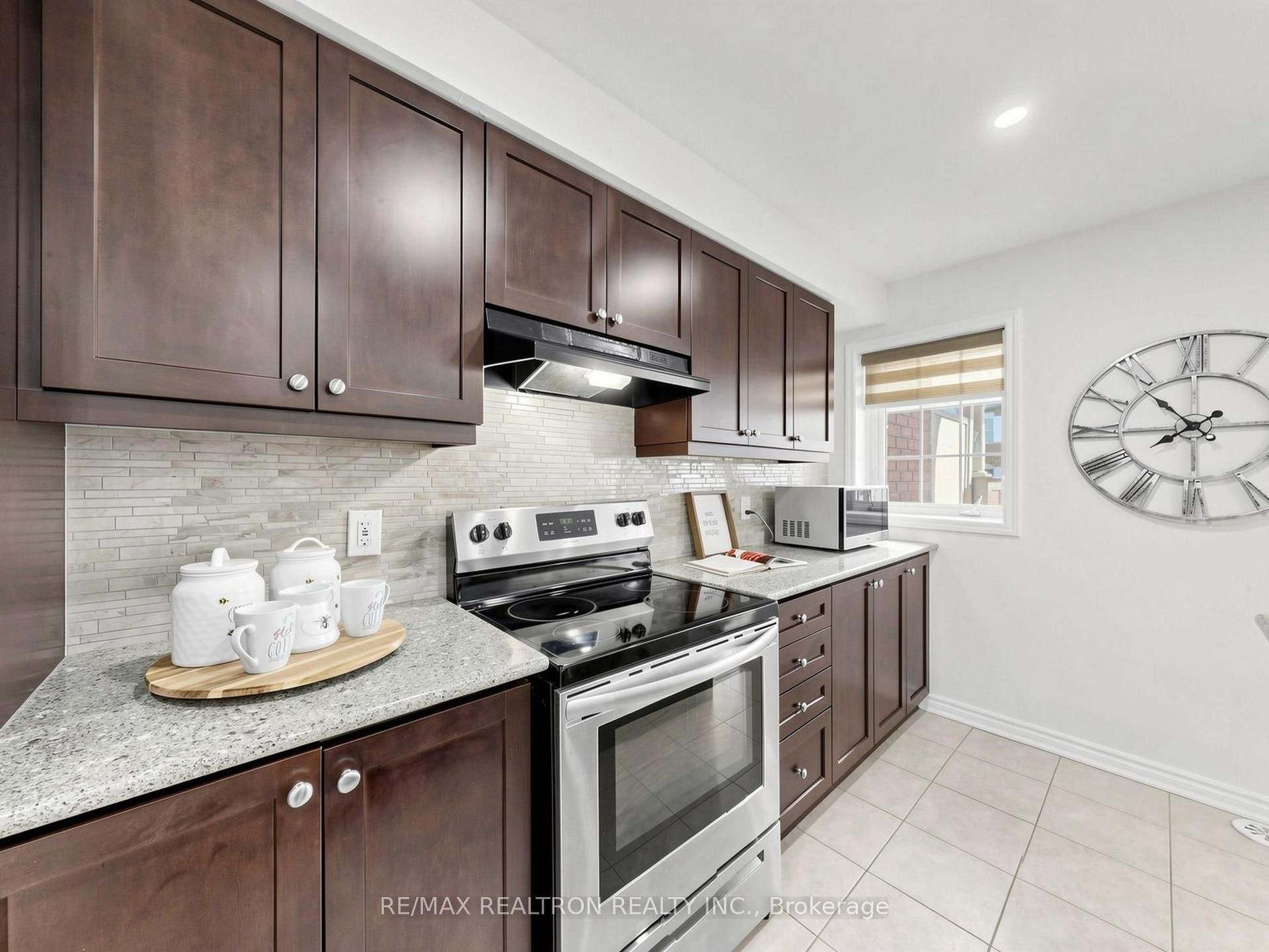 1072 Clipper Lane, Pickering, Pickering, Durham ON L1X 0E8