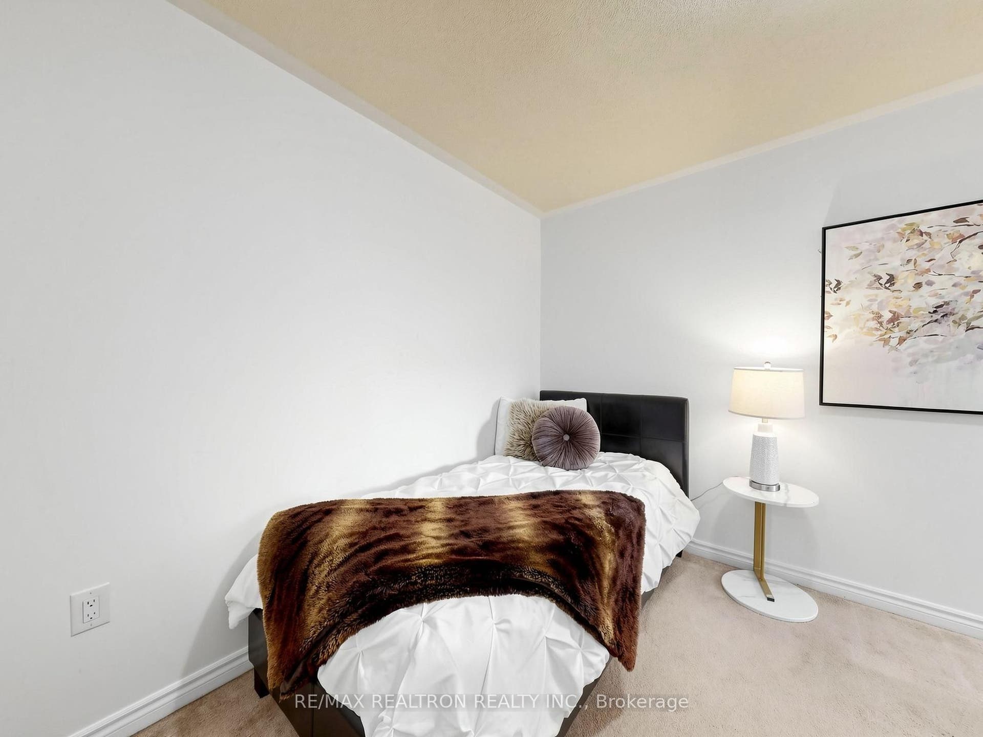 1072 Clipper Lane, Pickering, Pickering, Durham ON L1X 0E8
