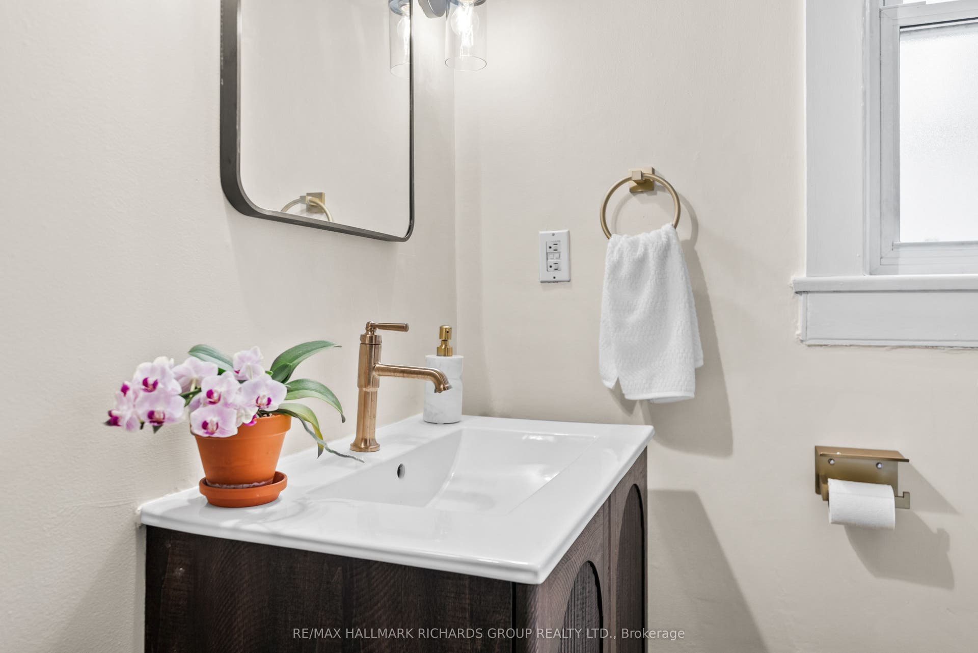 144 Beech Avenue, Toronto E, Toronto ON M4E 3H6
