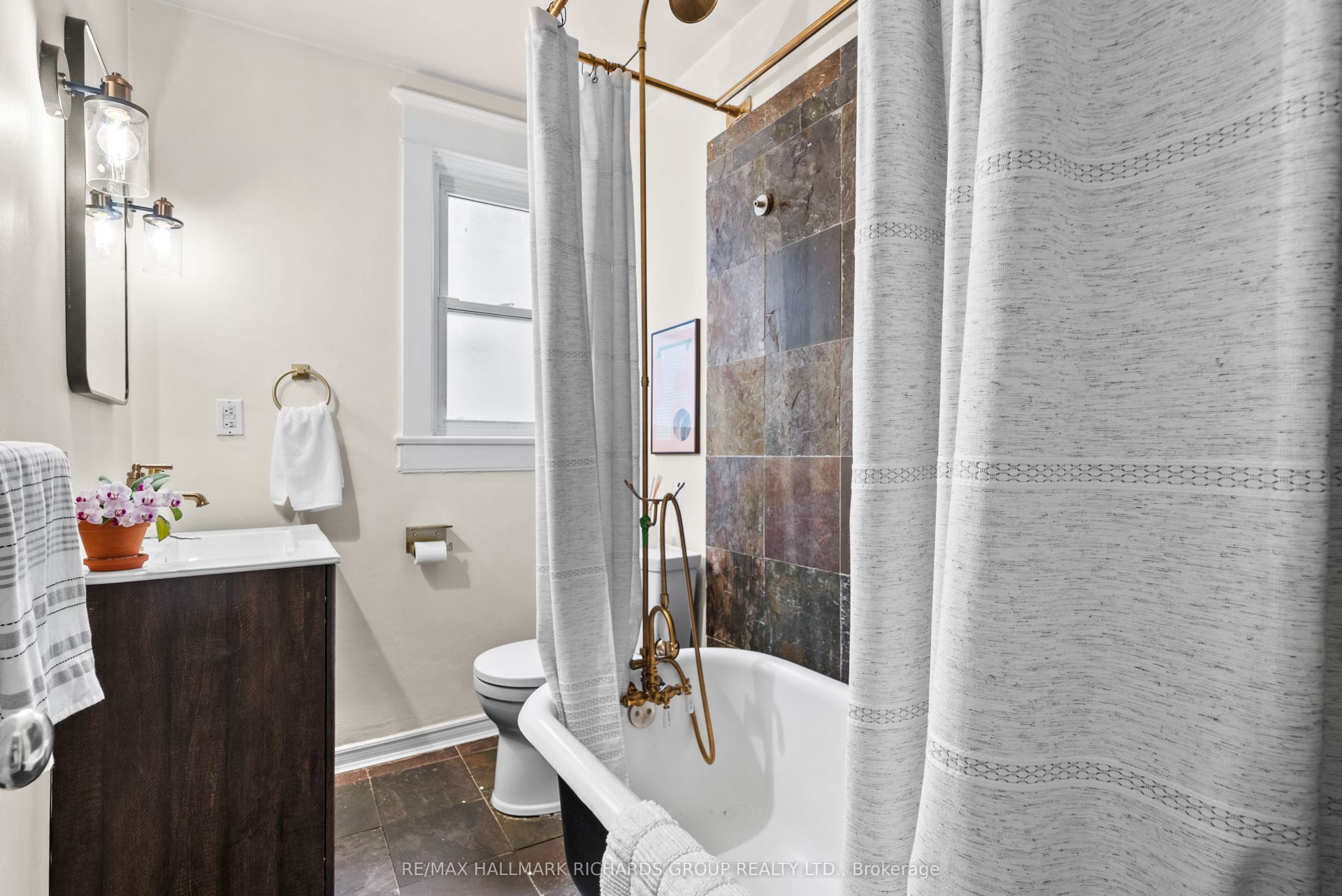 144 Beech Avenue, Toronto E, Toronto ON M4E 3H6