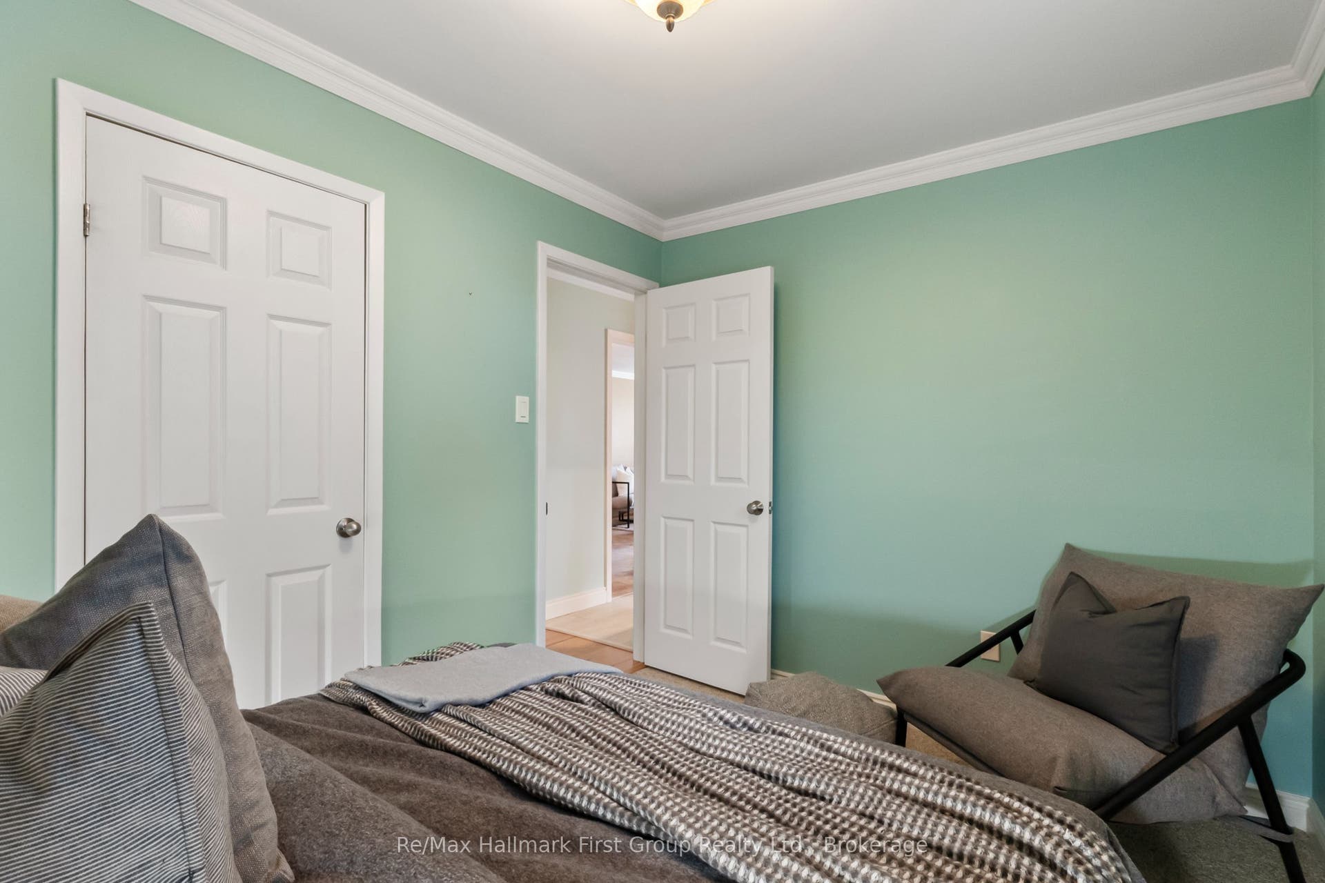 8 Calais Street, Whitby, Durham ON L1N 5M1