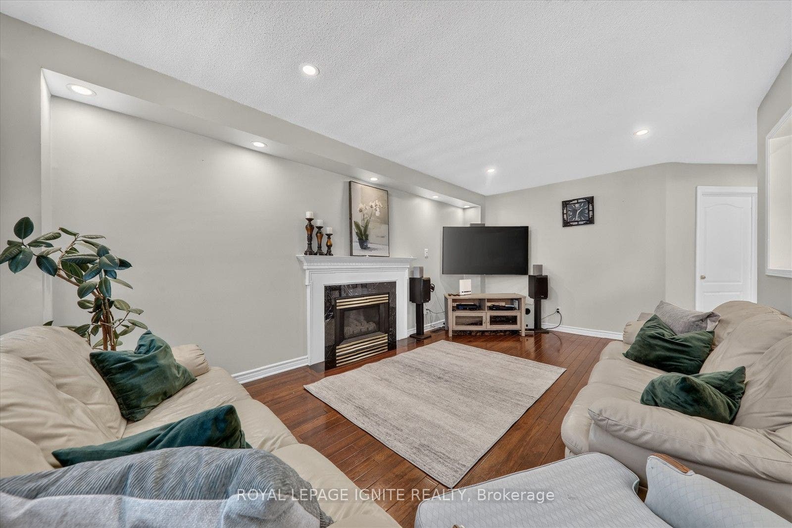 2015 Valewood Court, Oshawa, Durham ON L1G 7X9