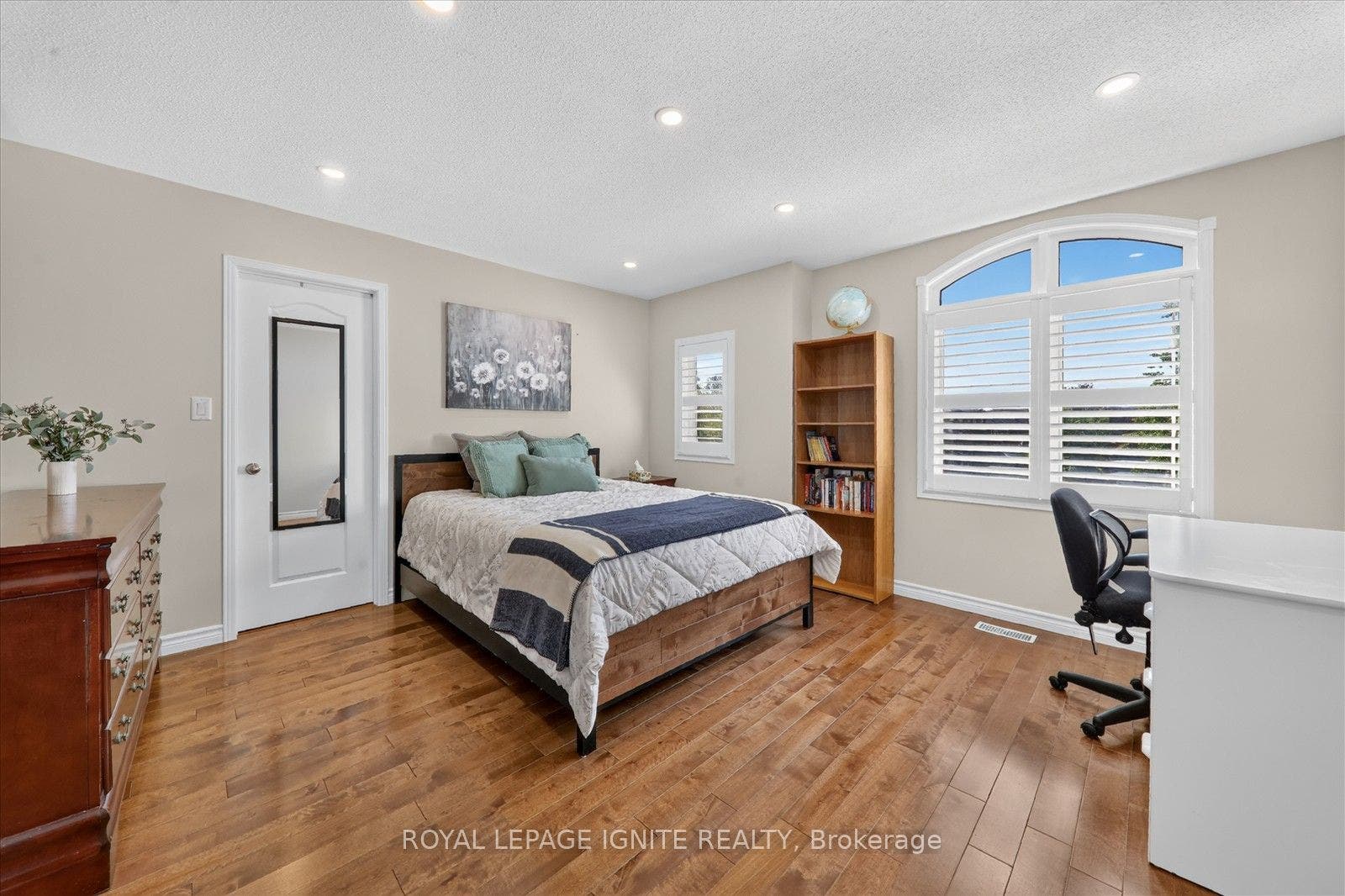 2015 Valewood Court, Oshawa, Durham ON L1G 7X9