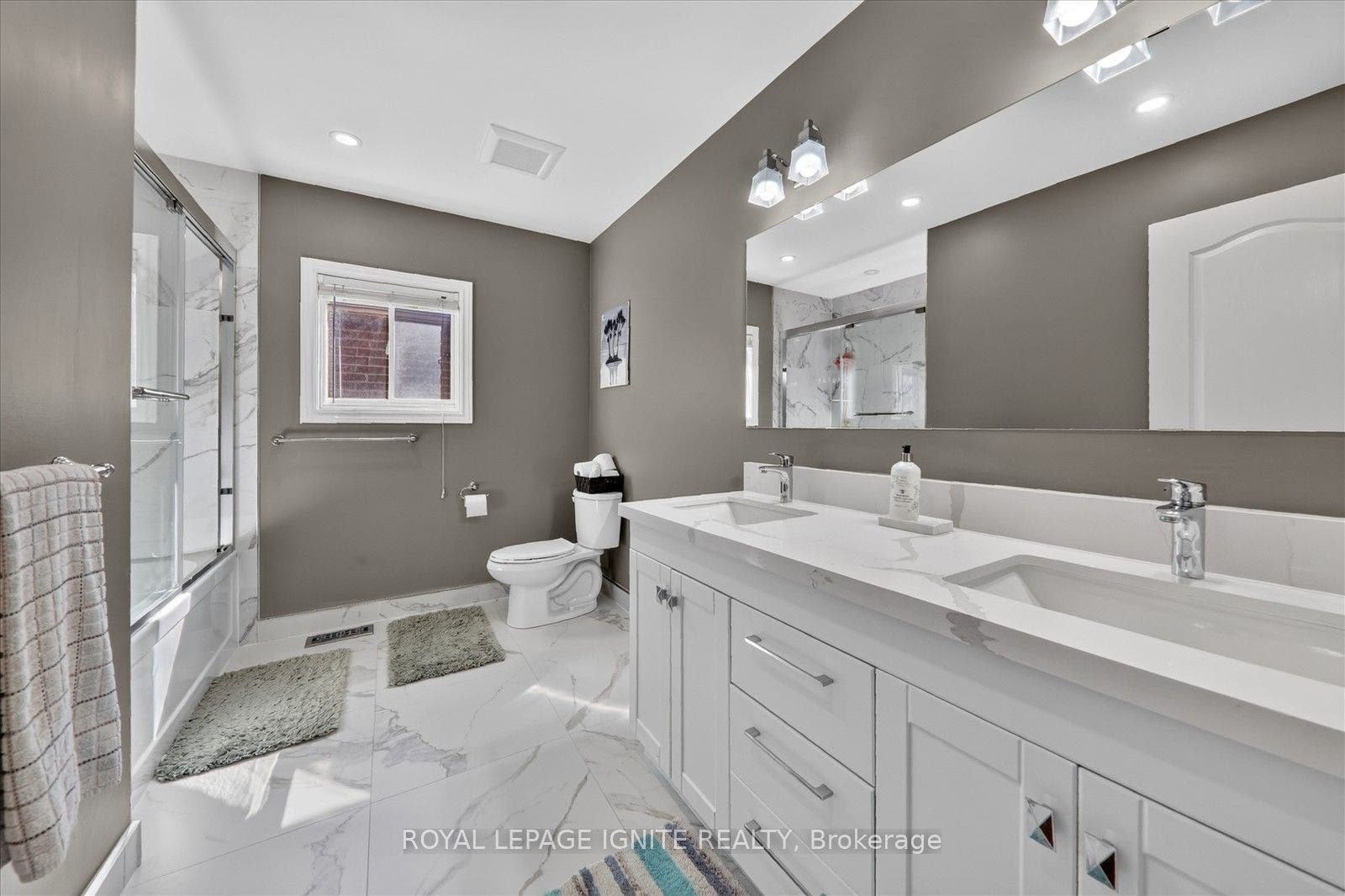 2015 Valewood Court, Oshawa, Durham ON L1G 7X9