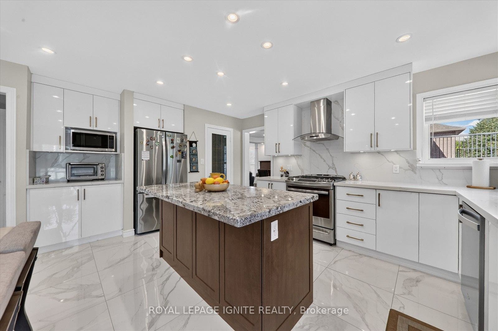 2015 Valewood Court, Oshawa, Durham ON L1G 7X9