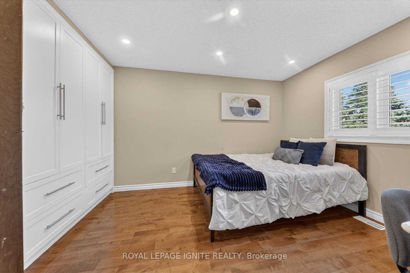 2015 Valewood Court, Oshawa, Durham ON L1G 7X9