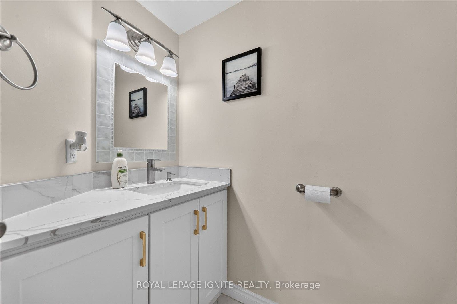 2015 Valewood Court, Oshawa, Durham ON L1G 7X9